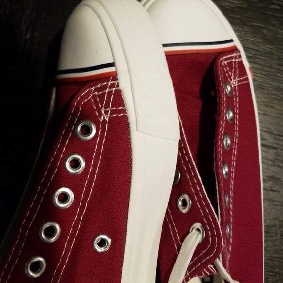 Tennis shoes in the "converse" style. - Picture 6 of 7